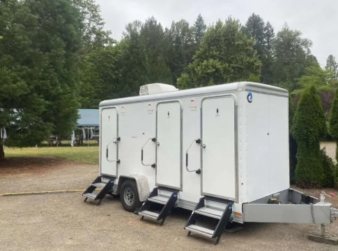 Luxury Toilet Trailer Producent 3 Stall Przenośne toalety przyczepy Toaleta mobilna na zamówienie