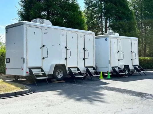 Luxury Toilet Trailer Producent 3 Stall Przenośne toalety przyczepy Toaleta mobilna na zamówienie