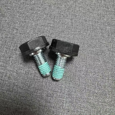 Części akumulatorów do wózków widłowych M10*22 Plastikowe śruby głowicowe do kabli podłączających elastycznego typu.