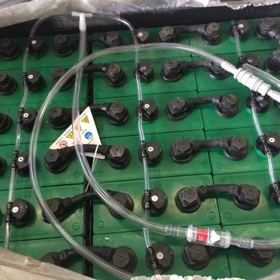 System automatycznego nawadniania i napełniania szybkich akumulatorów dla wózków widłowych